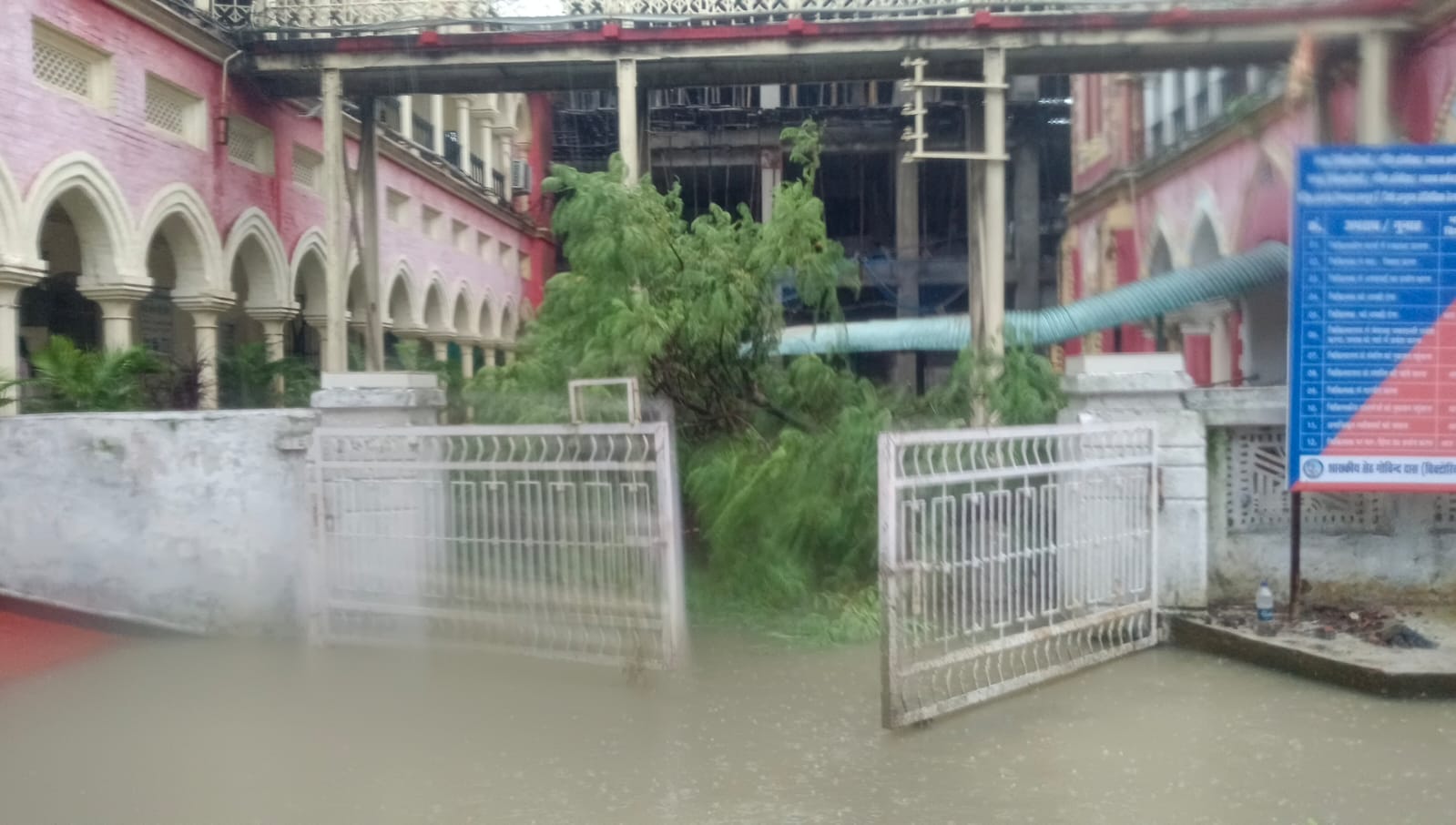 जबलपुर के विक्टोरिया अस्पताल में जलभराव से शर्मनाक हालात: मरीजों को रेनकोट ओढ़ाकर ले जाना पड़ा वार्ड तक! 3 1751624067 WhatsApp Image 2025 07 04 at 1.38.55 PM